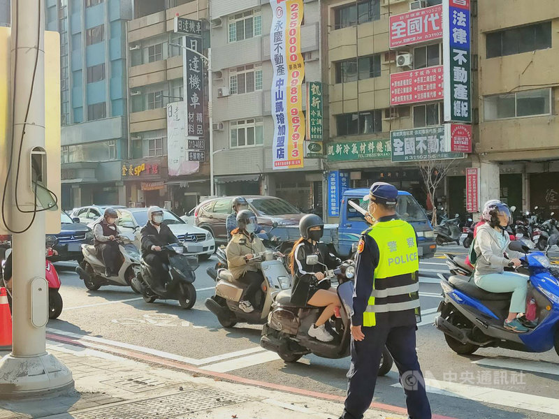 高雄市中博高架橋拆除工程全面動工,為確保民眾通勤上班交通不受影響,高雄市規劃替代道路,並出動員警協助疏導。中央社記者王淑芬攝 110年3月2日