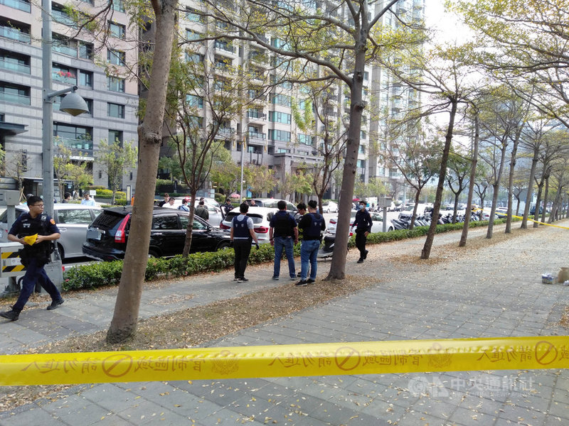 南部打擊犯罪中心聯合嘉義、岡山警分局等警力2日追緝犯嫌至高雄市鼓山區明誠四路美術館一帶發生槍擊,1名犯嫌中彈送醫後不治,警方在現場拉起封鎖線蒐證。(民眾提供)中央社記者王淑芬傳真 110年3月2日
