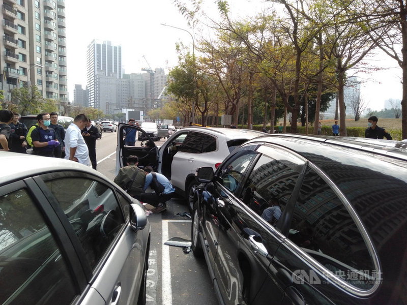 南部打擊犯罪中心聯合嘉義、岡山警分局等警力2日追緝犯嫌,一路追到高雄市立美術館附近發生槍擊,已知1名犯嫌中彈送醫後不治。(民眾提供)中央社記者王淑芬傳真 110年3月2日
