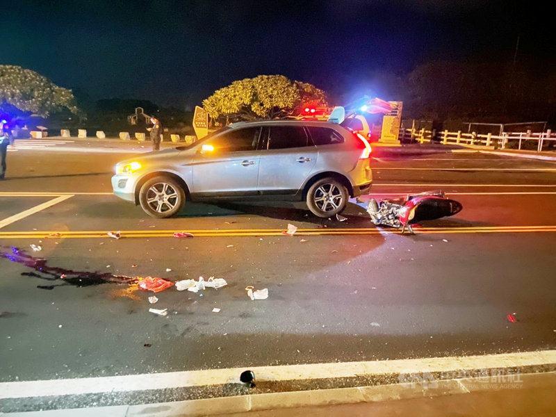 花蓮市80歲鍾姓老翁1日晚間騎乘機車行經縣道193與華西路口時,追撞前方停等紅燈的休旅車,老翁頭部重創,送醫急救後仍不治。(民眾提供)中央社記者李先鳳傳真 110年3月2日