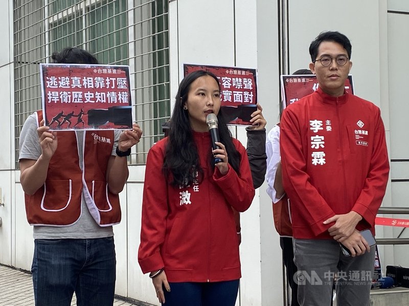 台灣基進台南黨部新聞部主任劉恆溦(中)日前在網路發布影片,內容談到連家與中國國民黨的利益關係,遭連家律師團提告。劉恆溦2日前往大安警分局到案說明,並接受媒體聯訪。中央社記者黃麗芸攝 110年3月2日