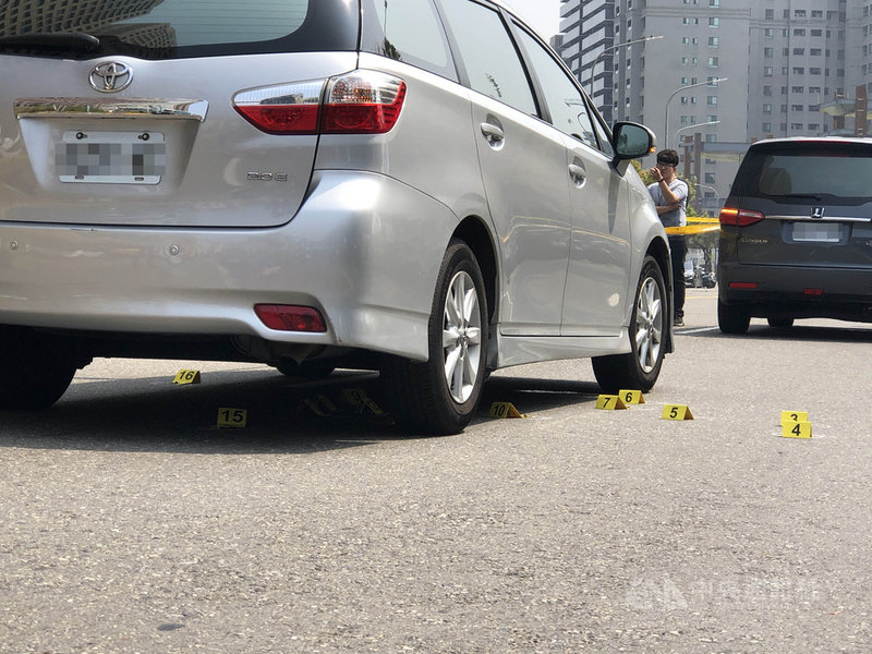 高雄市李姓男子因覬覦嘉義富商柯姓男子錢財,涉擄人勒贖,李男與警方發生槍戰中彈身亡,檢警逮捕涉案的陳男等4人,26日依擄人勒贖等罪嫌起訴。圖為槍戰現場,鑑識人員採證中。(中央社檔案照片)