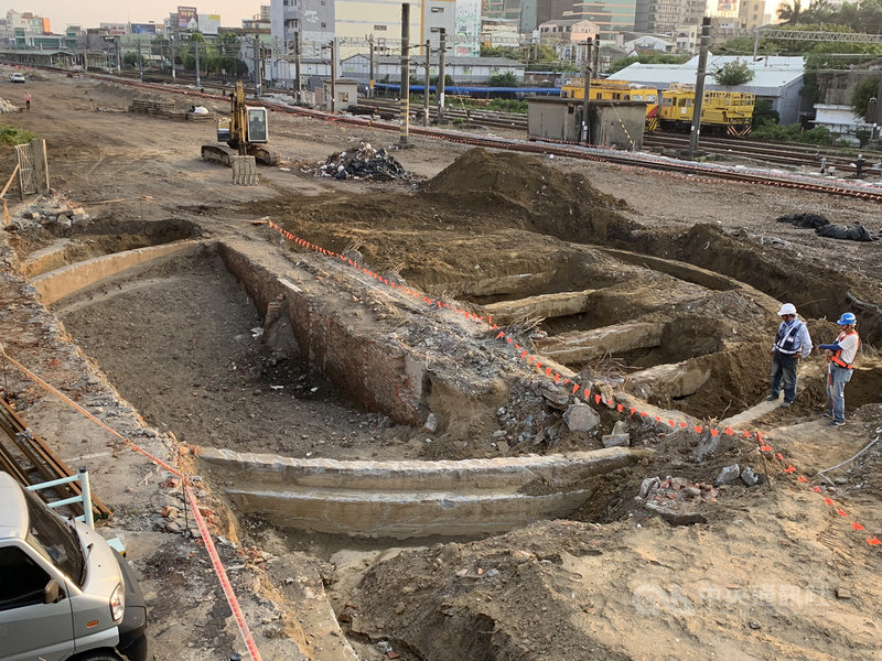施工中的台南鐵路地下化工程,去年3月起陸續挖出日治南、北兩座轉車台遺構,北轉車台重要構件將移地保存。(台南市文化資產管理處提供)中央社記者張榮祥台南傳真 110年3月2日