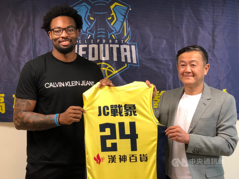 超級籃球聯賽(SBL)高雄九太科技隊總教練劉嘉發(右)2日為新洋將JC戰象(左)披上九太戰袍,盼借重新洋將能力,在下半季擊敗裕隆和台啤。中央社記者黃巧雯攝 110年3月2日