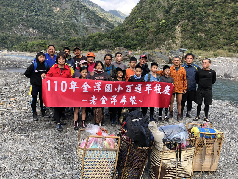 宜蘭縣金洋國小9名學生日前在耆老帶領下入山尋根,但就在最後100公尺時,通往舊部落的老路徑已遭土石掩埋。金洋國小校長陳柏如2日表示,整趟旅程結果算成功,也算失敗,不過用實際行動傳承文化的目的已達成。(金洋國小提供)中央社記者沈如峰宜蘭縣傳真 110年3月2日