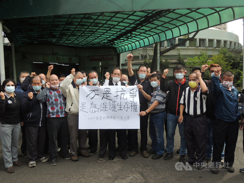 台中市政府決定推動台中市肉品市場原址轉型活化,撤除屠宰及拍賣業務,改為綜合式商場。台中市家畜肉類商業同業公會成員等多人2日舉標語、喊口號陳情,盼市府讓肉商能夠生存。中央社記者郝雪卿攝 110年3月2日