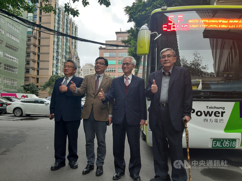 唐榮車輛科技2日與大同簽約,將採購大同IE5超高效率100組大型電動巴士動力系統。左2起唐榮車輛董事長何義純、大同董事長盧明光、大同執行副總經理戴豐樹。中央社記者潘智義攝 110年3月2日
