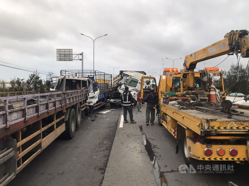 苗栗縣消防局指出,2日下午接獲報案,後龍鎮台61線南下101.1公里處發生車禍需救護,經派遣人車前往,現場為2輛大貨車與1輛聯結車發生追撞,共2名傷者送醫急救。(民眾提供)中央社記者管瑞平傳真 110年3月2日