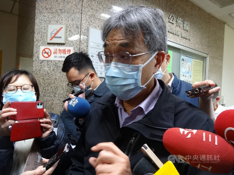 農委會主委陳吉仲屢次提及跟中國海關總署皆是透過「海峽兩岸農產品檢疫檢驗合作協議」平台交流,並稱中國大陸斷然暫緩貿易,農委會副主委陳駿季(右)2日表示,農委會仍會努力維持協議機制運作,盼雙邊儘速就鳳梨議題進行實質溝通,關於有害生物可再做說明,希望能儘速恢復貿易。中央社記者楊淑閔攝 110年3月2日