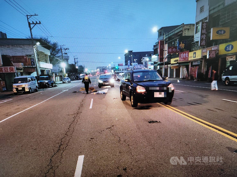 台中市1名7旬老婦人2日清晨推著回收車橫跨馬路,在梧棲區文化路與一輛小客車發生碰撞,老婦送醫不治。(民眾提供)中央社記者趙麗妍傳真 110年3月2日