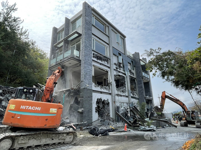 南投縣政府2日出動多部大型機具,拆除位在力行產業道路路口、存在逾10年的大型違建住宿會館,只保留鋼骨等建築結構,達到完全不堪使用狀態。(南投縣政府提供)中央社記者蕭博陽南投傳真 110年3月2日
