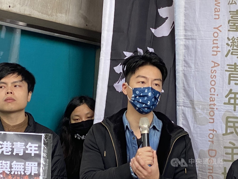 對於香港47名民主派人士2月28日遭港府以「串謀顛覆國家政權罪」起訴,台灣青年政治工作者、台灣民間支援香港協會理事吳崢2日在台灣學生聯合會舉行的聲援記者會上表示,「這帶給我們很強烈的衝擊跟荒謬感」。中央社記者賴言曦攝 110年3月2日
