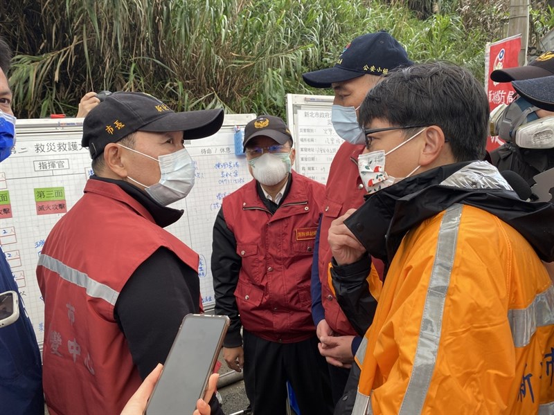 新北市長侯友宜(左)2日中午前往八里掩埋場,關心持續悶燒的救災狀況,要求隨時監控悶燒產生的空汙,將影響降到最低。(新北市環保局提供)中央社記者黃旭昇新北傳真 110年3月2日