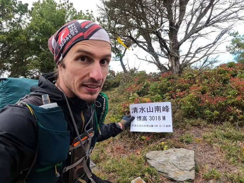 捷克籍山林越野跑者羅培德(Petr Novotny)(圖)多年前以交換學生身分來台,結識現在妻子羅勃依婉,熱愛山林的他,足跡遍及台灣各山域;由於羅培德來台依親居留滿5年,今年1月申請永久居留獲准。(羅勃依婉提供)中央社記者蕭博陽南投縣傳真 110年3月2日
