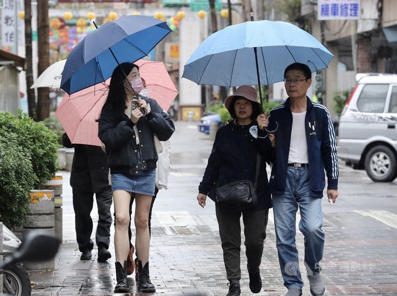 氣象局表示,3日降雨較緩和,高溫約攝氏20、21度;6日開始有波東北季風影響,北台灣又會轉為偏涼有雨。(中央社檔案照片)