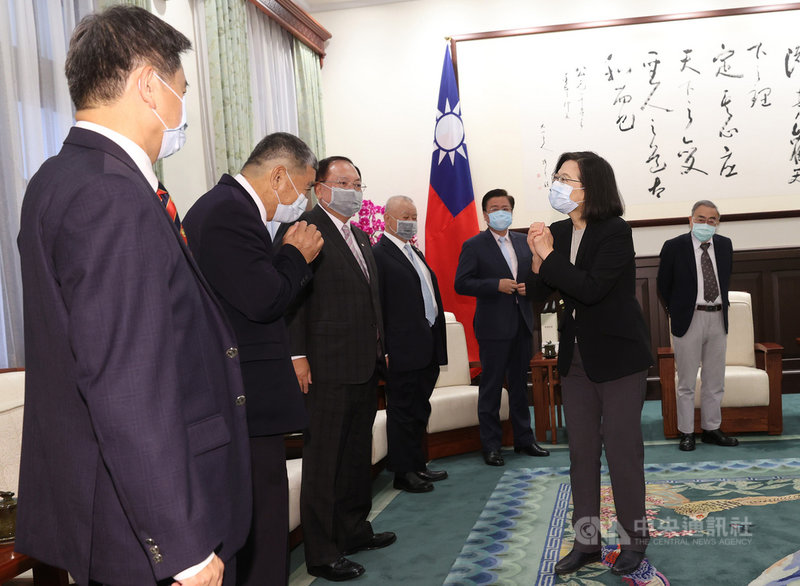 總統蔡英文(右2)2日在總統府接見8大工商團體理事長時指出,政府將持續努力讓台灣在後疫情時代的全球競爭中脫穎而出,也期盼獲利良好的企業為勞工加薪,與員工共享經濟成長果實。中央社記者鄭傑文攝 110年3月2日