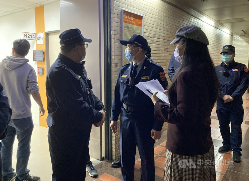 台北市文化局2日邀台灣大學與規劃鹿鳴堂修復再利用計畫的仲觀聯合建築師事務所舉行「歷史建築僑光堂修復及再利用計畫審查會議」,搶救台大鹿鳴堂發起人、台大校友林怡君(前右)等人到場抗議,籲北市府落實公民參與、勿黑箱。中央社記者陳昱婷攝 110年3月2日