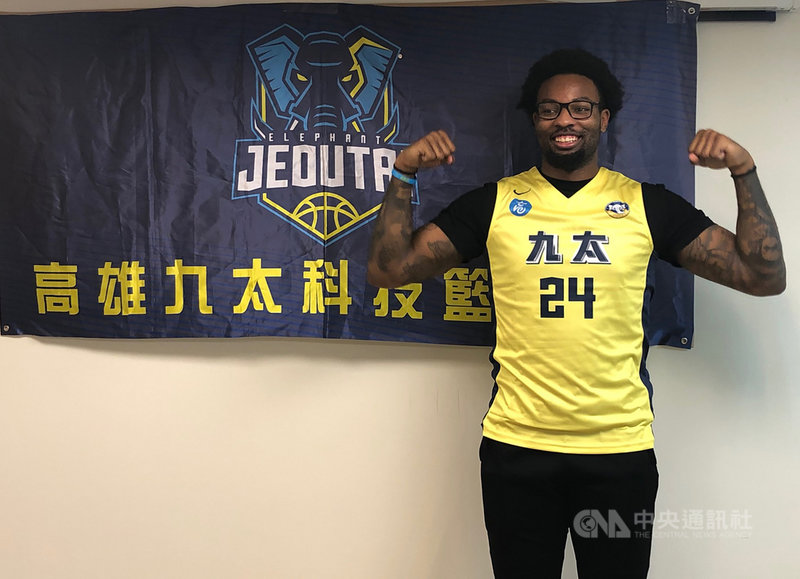 第18屆超級籃球聯賽(SBL)下半季賽程6日將開打,高雄九太科技2日公布新洋將人選,以英文縮寫JC結合九太隊徽「戰象」,取名JC戰象(Jordan Caroline),球團期待新洋將下半季能夠帶來更好的「戰績」。中央社記者黃巧雯攝 110年3月2日