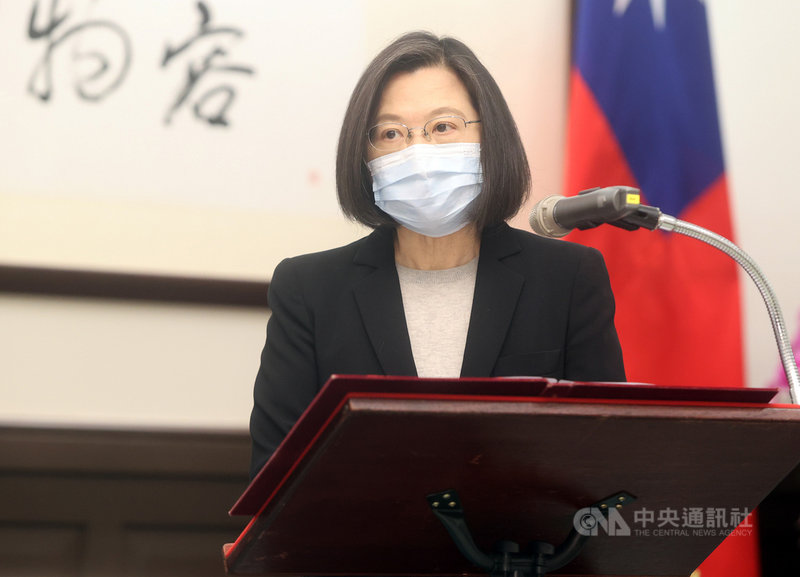 總統蔡英文2日在總統府接見8大工商團體理事長時致詞表示,政府將持續致力於加速產業發展的創新及升級、積極促成優化投資環境並深化國際經貿合作,讓台灣在後疫情時代的全球競爭中脫穎而出。中央社記者鄭傑文攝 110年3月2日