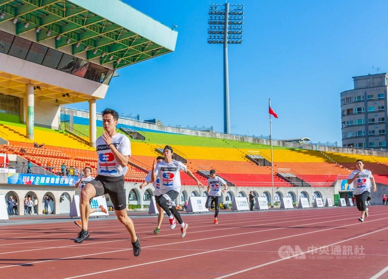 運動實境節目「全明星運動會」第2季開播,被喻為本季大黑馬的藝人林敬倫(前左)、潘君侖皆在短跑100公尺比試項目中,突破第一季大會紀錄。(台視提供)中央社記者葉冠吟傳真 110年3月2日