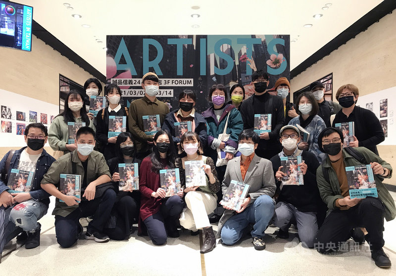 日本漫畫創作平台pixiv海外特展Artists in Taiwan,展出82名優秀台灣創作者作品,2日在誠品信義店開幕,現場近20名台灣創作者出席並留影紀念。(蓋亞文化提供)中央社記者葉冠吟傳真 110年3月2日