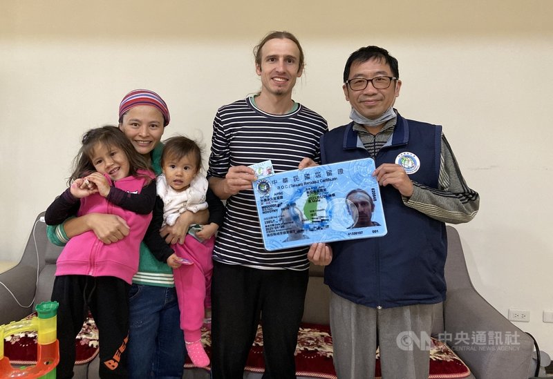 熱愛在台灣山林間奔跑的台灣女婿羅培德(右2)與妻子羅勃依婉(左2)結婚,1月申請永久居留獲准,移民署南投縣服務站人員日前到埔里鎮將外僑永久居留證發給羅培德。(南投縣服務站提供)中央社記者蕭博陽南投縣傳真 110年3月2日
