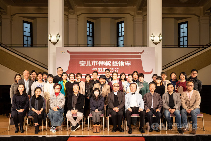 台北市傳統藝術季是台灣至今歷史最悠久的傳統藝術盛宴,今年共有27套節目,2日舉行記者會,參與的藝術家們齊聚一堂。(台北市立國樂團提供)中央社記者趙靜瑜傳真 110年3月2日