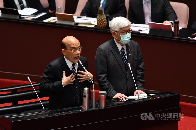 行政院長蘇貞昌(左)、中選會主委李進勇(右)2日在立法院院會備詢,蘇貞昌表示,公投是民意的展現,「我們非常重視、尊重」。中央社記者王飛華攝 110年3月2日