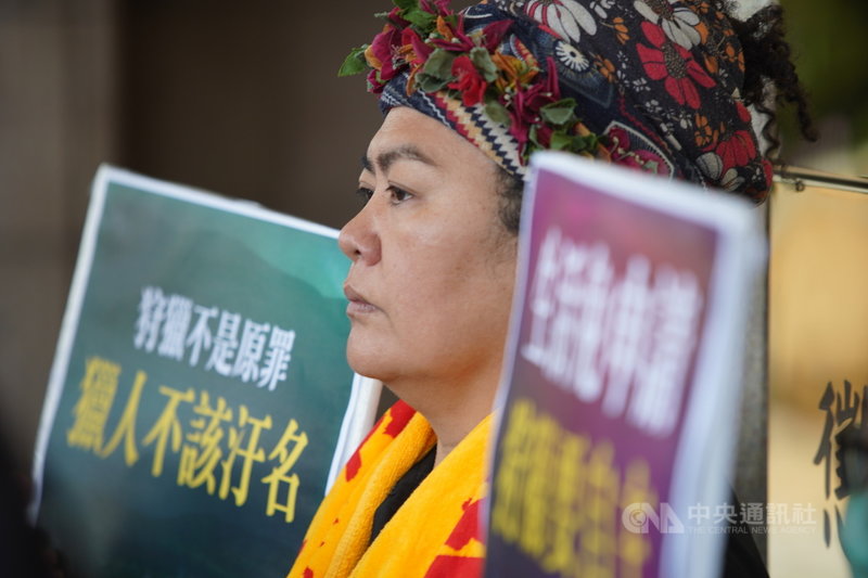原住民王光祿打獵釋憲案,大法官訂9日開庭;原住民族青年團體與非政府組織(NGO)人權團體等,2日在司法院前舉行記者會,並遞交法庭之友意見書。中央社記者徐肇昌攝 110年3月2日
