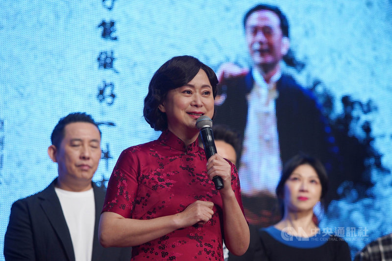 已故戲劇大師李國修經典半自傳舞台劇作品「京戲啟示錄」創拓版,將由藝術總監王月(前中)帶領優秀團隊重現,2日舉行記者會宣布演員陣容。中央社記者徐肇昌攝 110年3月2日