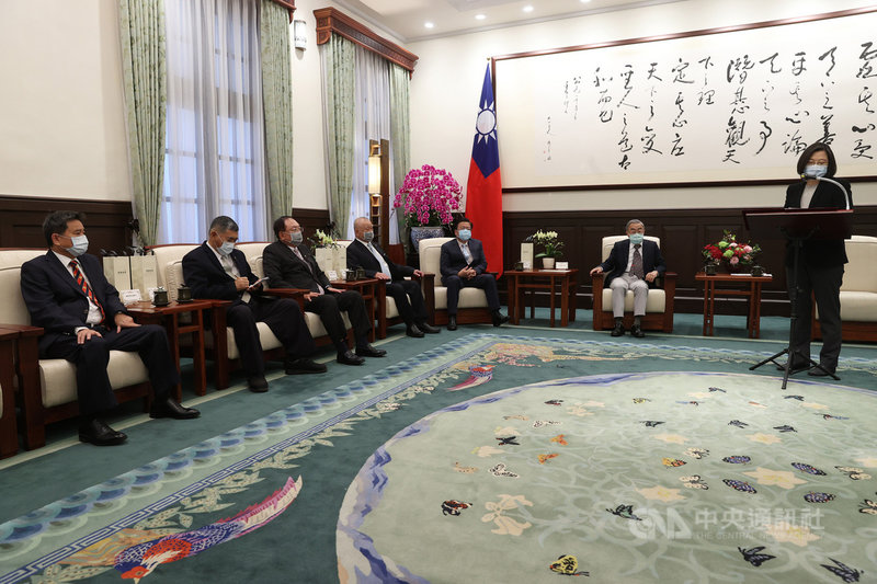 總統蔡英文(右)2日在總統府接見8大工商團體理事長時指出,政府非常盡力發展再生能源,也將盡力完成更多建設,盼未來供電能更穩定,同時也完成能源轉型目標,「這一點,要特別請大家一起來幫忙」。中央社記者鄭傑文攝 110年3月2日
