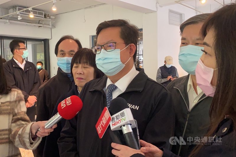 藻礁公投跨越連署門檻,桃園市長鄭文燦(中)2日表示,目前桃園有27公頃的藻礁海岸多已劃定為保護區,6年來執行藻礁污染稽查罰款已超過2億元,希望相關單位要把環保對策說清楚。(桃園市政府新聞處提供)中央社記者吳睿騏桃園傳真 110年3月2日