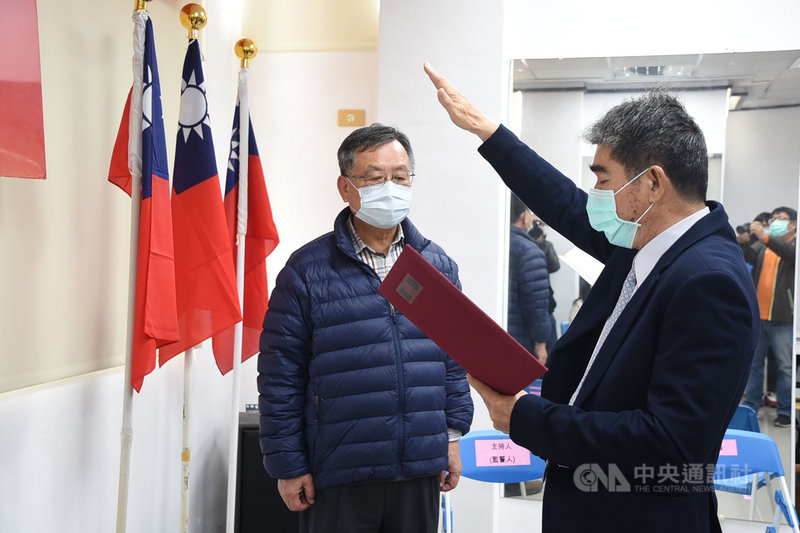 澎湖縣農漁局卸、新任局長2日由縣長賴峰偉(左)主持交接,新任農漁局長胡流宗(右)正式上任。中央社 110年3月2日
