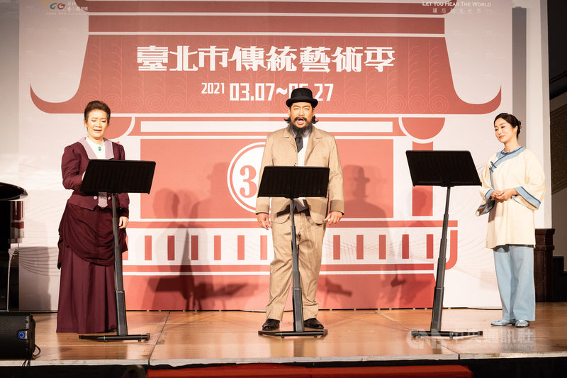 台北市立國樂團「TCO劇院」系列今年以女性觀點出發,推出歌劇「蔥仔開花」,描繪19世紀馬偕牧師夫人張聰明一生典範,少女時期的張聰明將由女高音蔣啟真(右)擔任,成年版由女高音陳美玲(左)擔綱演出,馬偕則由男高音孔孝誠(中)飾演。(台北市立國樂團提供)中央社記者趙靜瑜傳真 110年3月2日