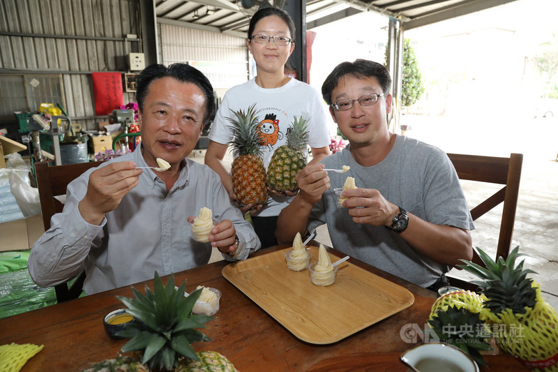 為降低鳳梨無法出口中國的負面影響,嘉義縣長翁章梁(左)2日指出,上週已開始媒合民間團體及企業採購鳳梨,將捐給學童校營養午餐及老人食堂、慈善團體及軍方等單位做為食材。中央社記者蔡智明攝 110年3月2日