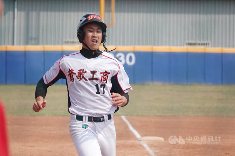 109學年度高中棒球聯賽(木棒組)第4階段12強淘汰賽2日開打,鶯歌工商蔡誥翔全場敲2安、包括1支場內2分砲,率隊以4比3拿勝,睽違4年重返8強。中央社記者謝靜雯攝 110年3月2日