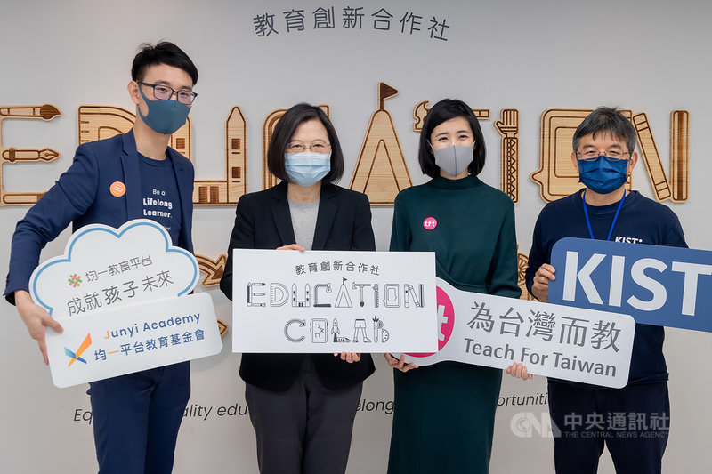 總統蔡英文(左2)2日上午參訪「教育創新合作社」,「教育創新合作社」是台灣第一個教育創新NPO聯合辦公室,由「為台灣而教教育基金會」、「均一平台教育基金會」及「誠致教育基金會」等3個非營利組織共同組成。(總統府提供)中央社記者溫貴香傳真 110年3月2日
