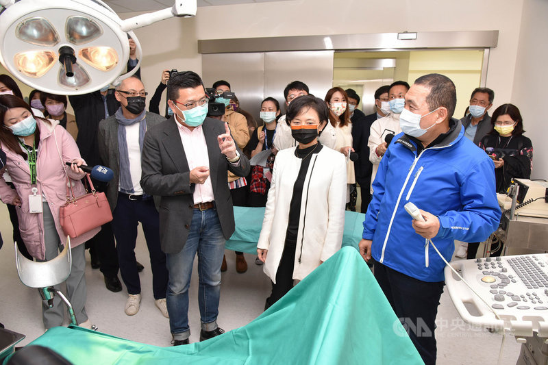 台灣第一個專為影視拍攝搭建的「拍醫院」實景棚落成完工,翔聲國際負責人柯泓志(前右3)2日陪同文策院副院長張文櫻(前右2)及新北市長侯友宜(前右)參觀手術室並解說。(翔聲國際提供)中央社記者葉冠吟傳真 110年3月2日