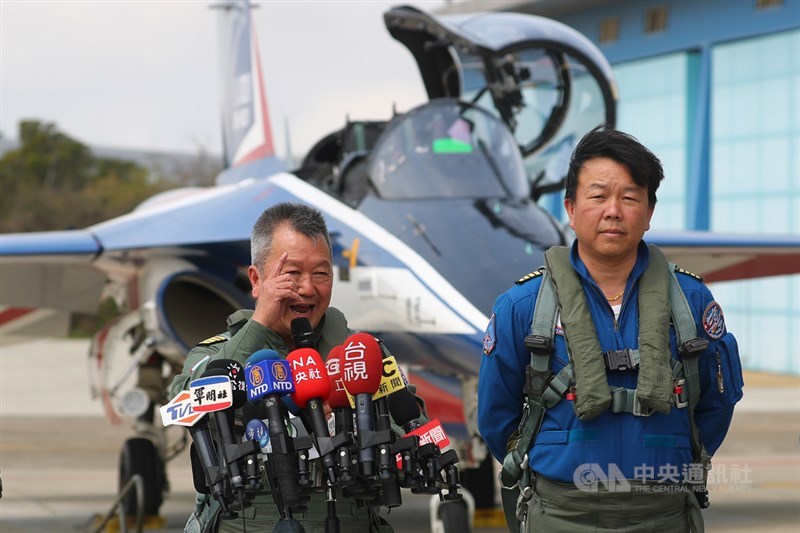 漢翔公司2日舉行新式高教機研發試飛測試同乘記者會,漢翔董事長胡開宏(左)致詞重申國機國造的決心,並透過此次飛行,讓國人知道漢翔能量。中央社記者王騰毅攝 110年3月2日