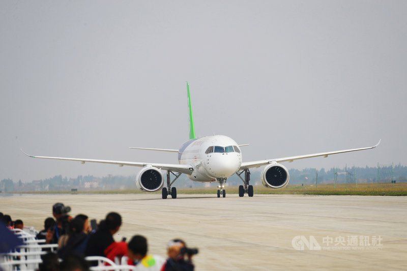 中國東方航空和中國商用飛機公司1日簽署中國製C919客機的購買合約,預計購入5架。圖為C919在2020南昌飛行大會亮相,並公開進行飛行表演等展示。(中新社提供)中央社 110年3月2日