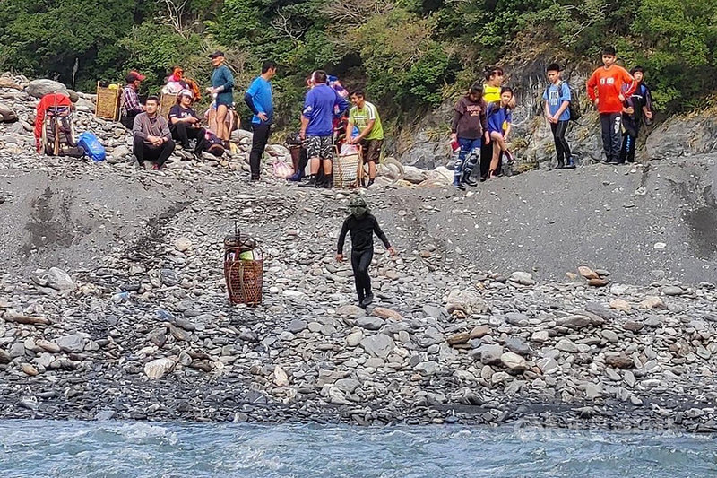 宜蘭縣金洋國小9名學生2月26日起一連3天在部落耆老引領下入山尋根,過程中得橫渡野溪30多次,還有懸崖、峭壁也需徒手攀爬,考驗學子們的體力及精神。(金洋國小提供)中央社記者沈如峰宜蘭縣傳真 110年3月2日