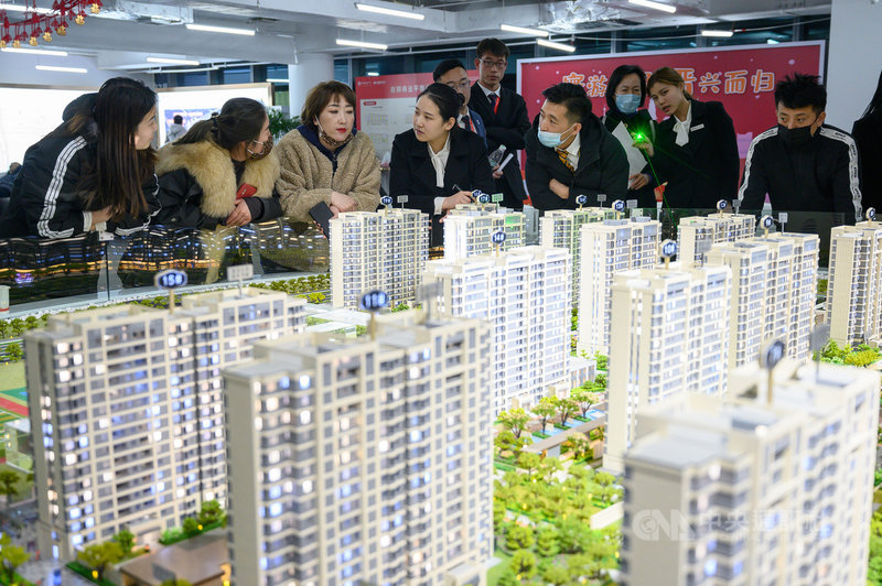 中國銀保監會主席郭樹清2日表示,中國的房地產問題現在金融化、泡沫化傾向還比較強,但他相信房地產問題會逐步得到好轉。中國今年前兩月房市熱絡,圖為山西太原民眾在看預售屋。(中新社提供)中央社 110年3月2日