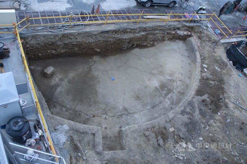 施工中的台南鐵路地下化工程,去年3月起陸續挖出日治南、北兩座轉車台遺構,依文資法審議後,南轉車台現地保存。(台南市文化資產管理處提供)中央社記者張榮祥台南傳真 110年3月2日