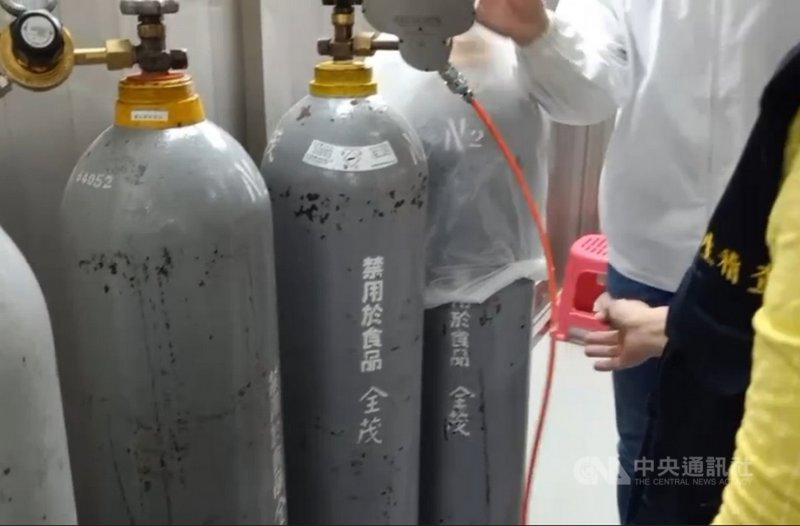新北市政府衛生局查獲展裕國際公司使用鋼瓶標示「禁用於食品」字樣的氮氣進行米餅充氣包裝作業,生產製程不符衛生安全原則,已要求業者限期改正。(新北市衛生局提供)中央社記者黃旭昇新北傳真 110年3月2日
