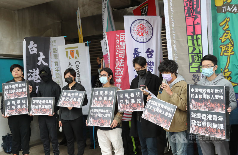 台灣學生聯合會等民團2日在立法院前舉行記者會,呼籲立院支持民團擬提出的港澳條例第60條之一「香港人權及民主條款」修法草案,也呼籲政府在面對香港流亡者來台尋求庇護一事,勢必要在審慎考量防疫前提下儘快救人,提供安全入境管道。中央社記者張皓安攝 110年3月2日