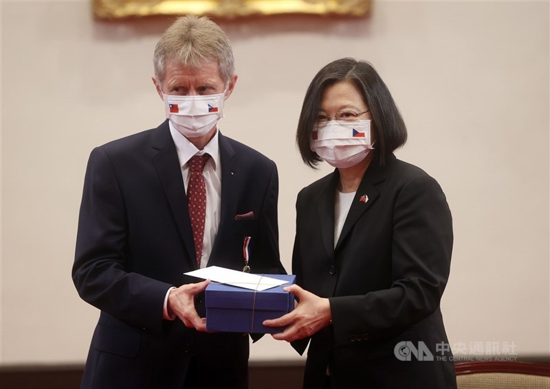 行政院長蘇貞昌施政報告指出,經過武漢肺炎,國際社會才真正理解到台灣與中國間的巨大差異,台灣的自由、民主、人權與法治被各國信任,是可以放心合作的夥伴。圖為總統蔡英文(右)去年9月3日在總統府追贈捷克共和國故參議長柯佳洛勳章,捷克參議院議長維特齊(左)轉達柯佳洛遺孀的感謝信函。(中央社檔案照片)