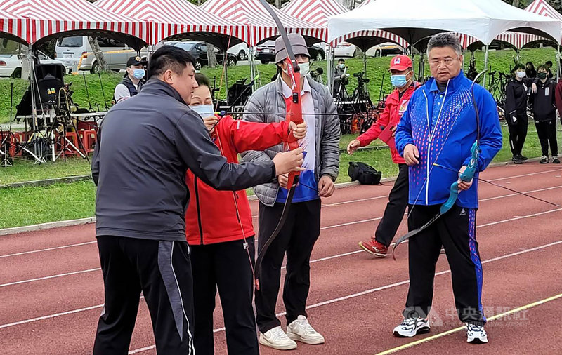 110年全國青年盃射箭錦標賽2日在花蓮玉里國小永昌分校田徑場開箭揭幕,花蓮縣長徐榛蔚(左2紅衣者)出席開幕式,在專業指導下體驗射箭。中央社記者李先鳳攝 110年3月2日