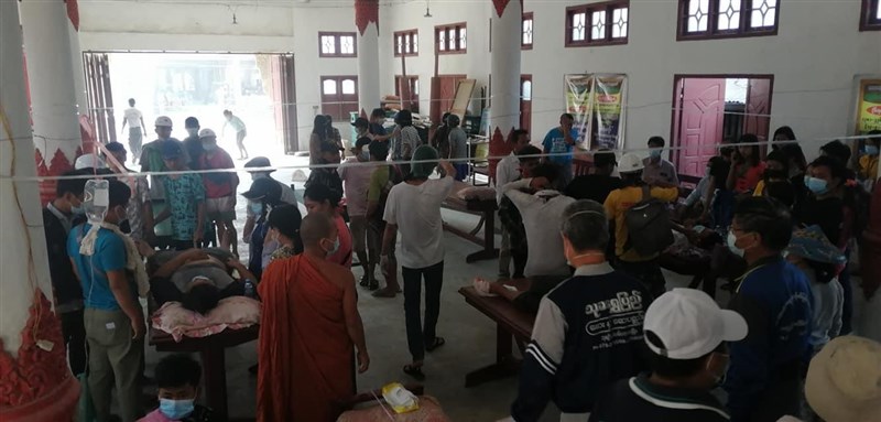 緬甸安全部隊2日在東北部城鎮卡爾對抗議民眾發射實彈,造成20人受傷。圖為當地傷患被送往一間義診站救治。(路透社)