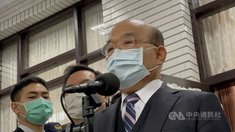 行政院長蘇貞昌(右)2日赴立法院提出施政方針及施政報告並備質詢,會前媒體提問有關藻礁公投議題,蘇貞昌表示,公投是民意的展現,「我們非常重視、尊重」,蔡政府上任以來全力保護藻礁,也用盡心力,會請相關部會跟國人詳細報告。中央社記者王飛華攝 110年3月2日