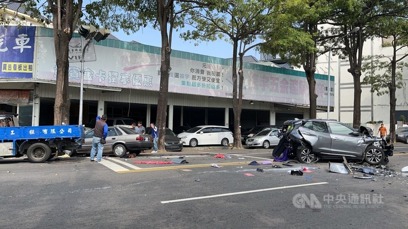 台中市林姓男子2日開車載林姓女子行經北屯區一處路口時,不知何故撞上停等紅燈的休旅車,休旅車再追撞前方貨車,造成1死3傷。(民眾提供)中央社記者蘇木春傳真 110年3月2日